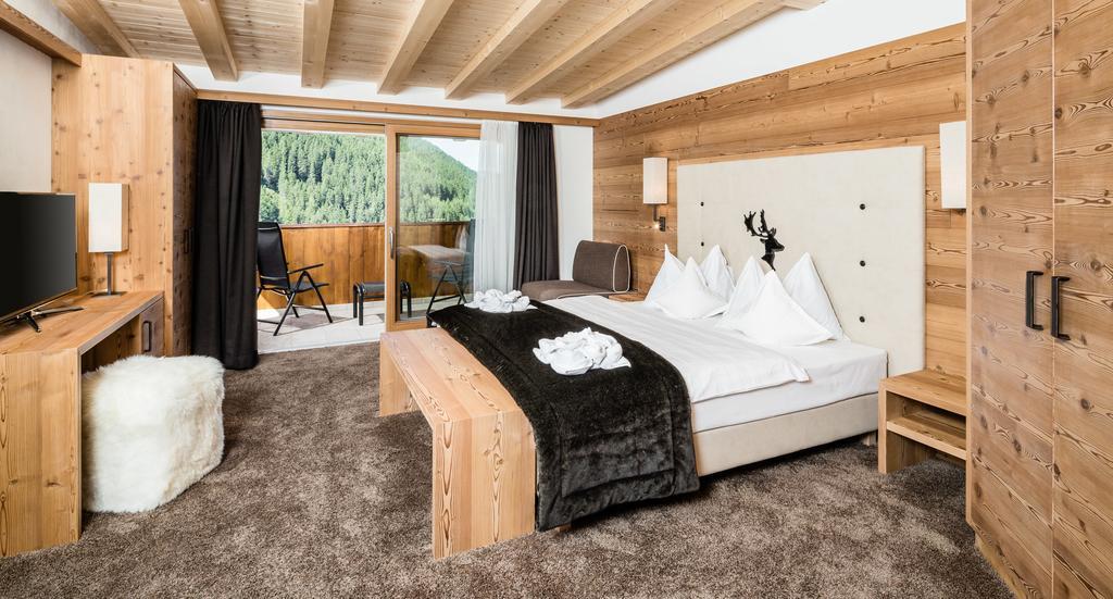 Hotel Dorfer Alpine&Charming Сельва-ди-Валь-Гардена Номер фото